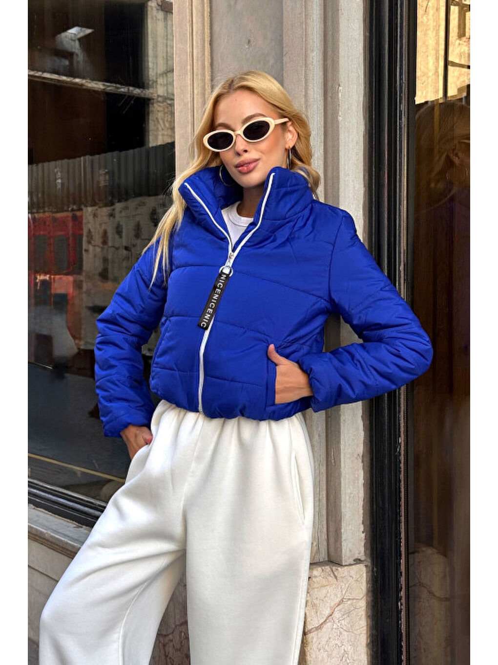 Mavi Sırtı Taş İşlemeli Crop Şişme Mont-1