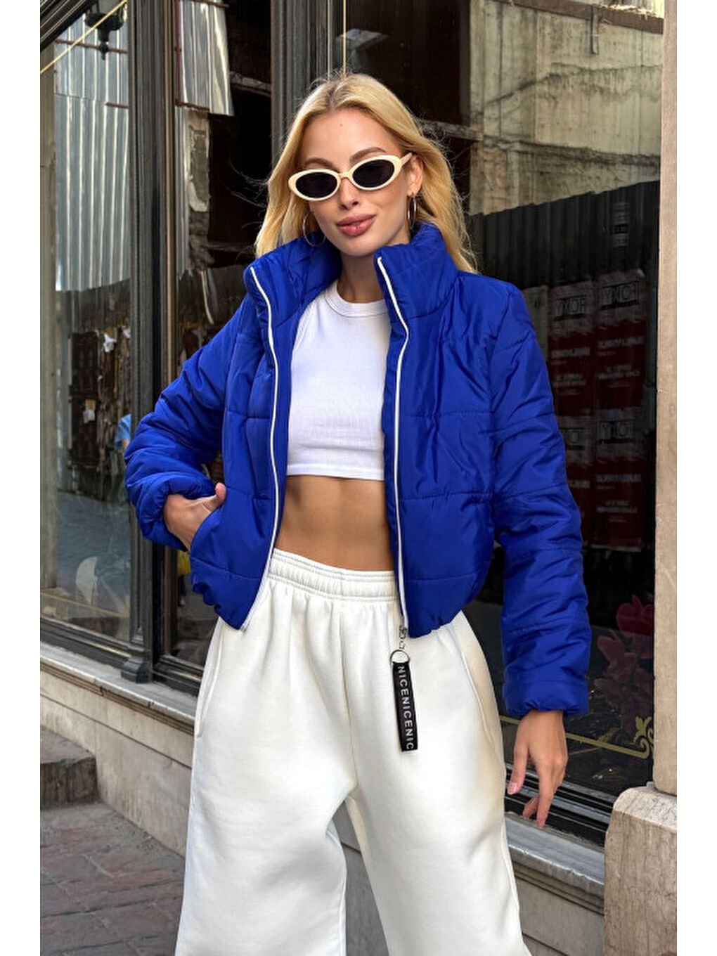 Mavi Sırtı Taş İşlemeli Crop Şişme Mont-3