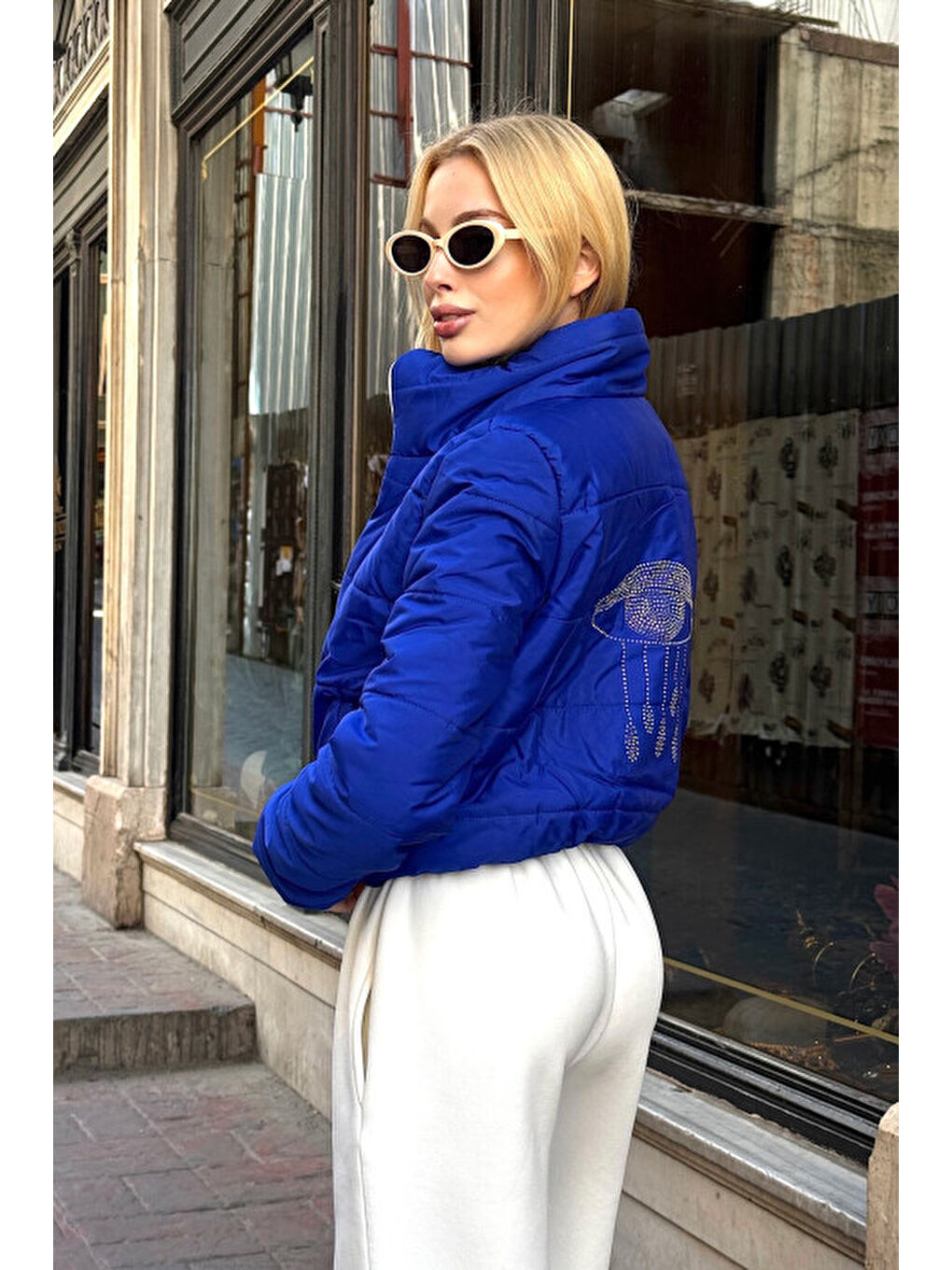 Mavi Sırtı Taş İşlemeli Crop Şişme Mont-4