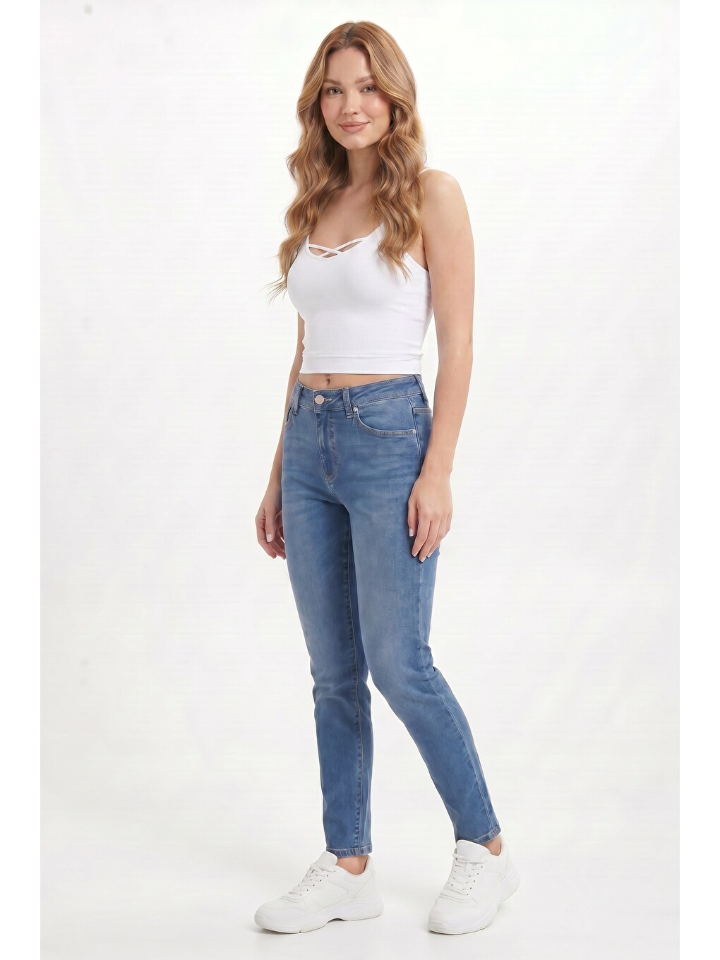 Kadın Slim Fit Dar Kesim Pamuklu İnce Askılı Beyaz Crop Atlet-1