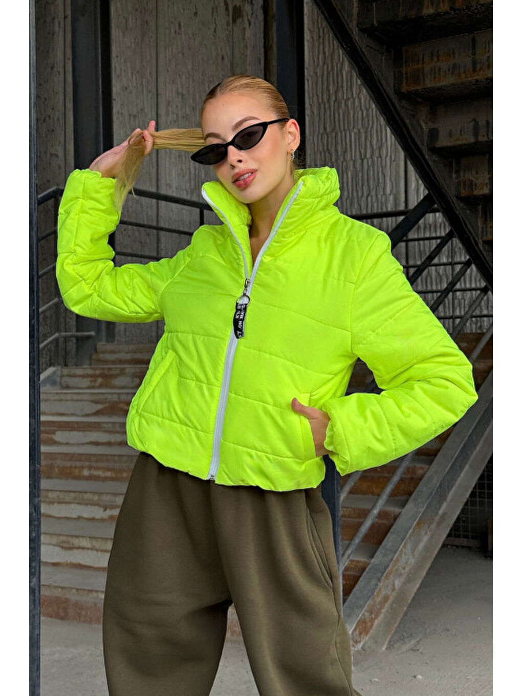 Yeşil Sırtı Taş İşlemeli Crop Şişme Mont-1