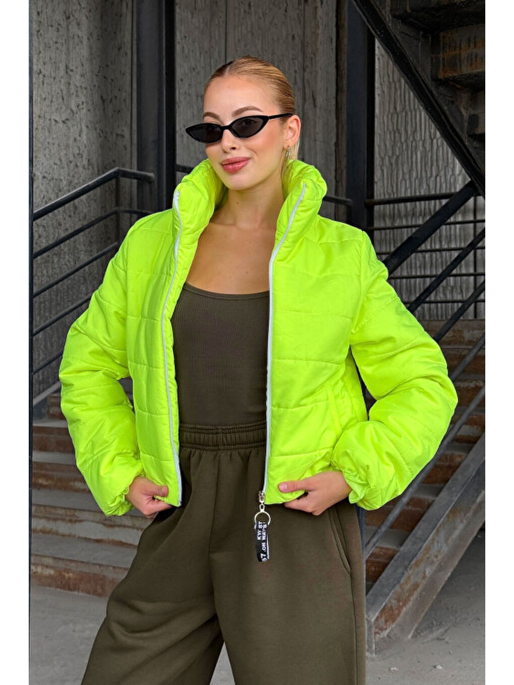 Yeşil Sırtı Taş İşlemeli Crop Şişme Mont-2