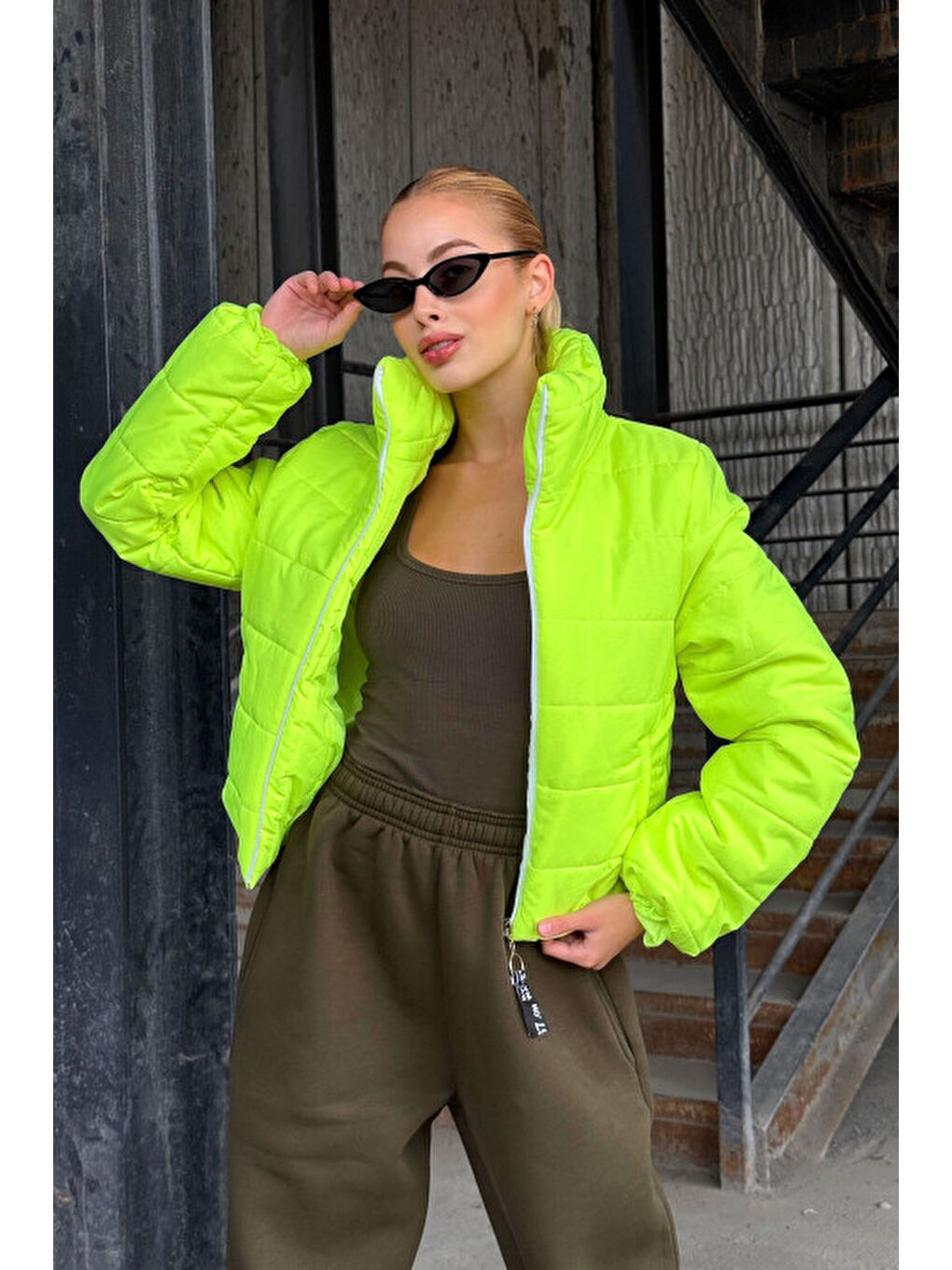 Yeşil Sırtı Taş İşlemeli Crop Şişme Mont-3