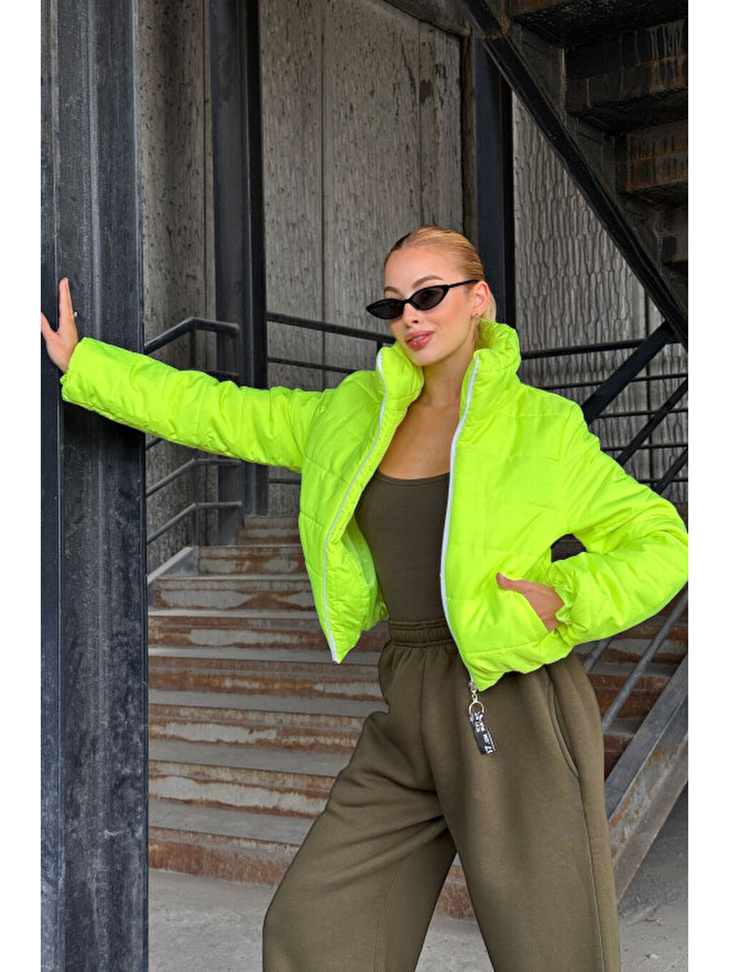 Yeşil Sırtı Taş İşlemeli Crop Şişme Mont-4