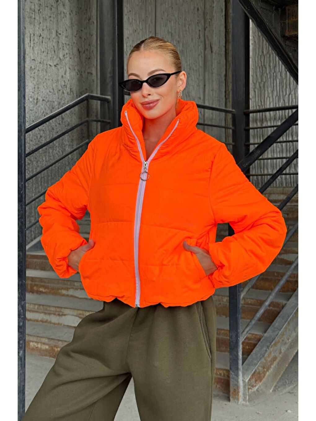 Turuncu Sırtı Taş İşlemeli Crop Şişme Mont-1