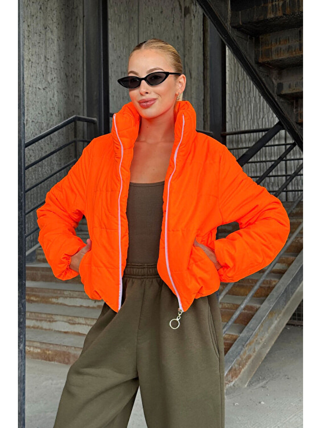 Turuncu Sırtı Taş İşlemeli Crop Şişme Mont-2