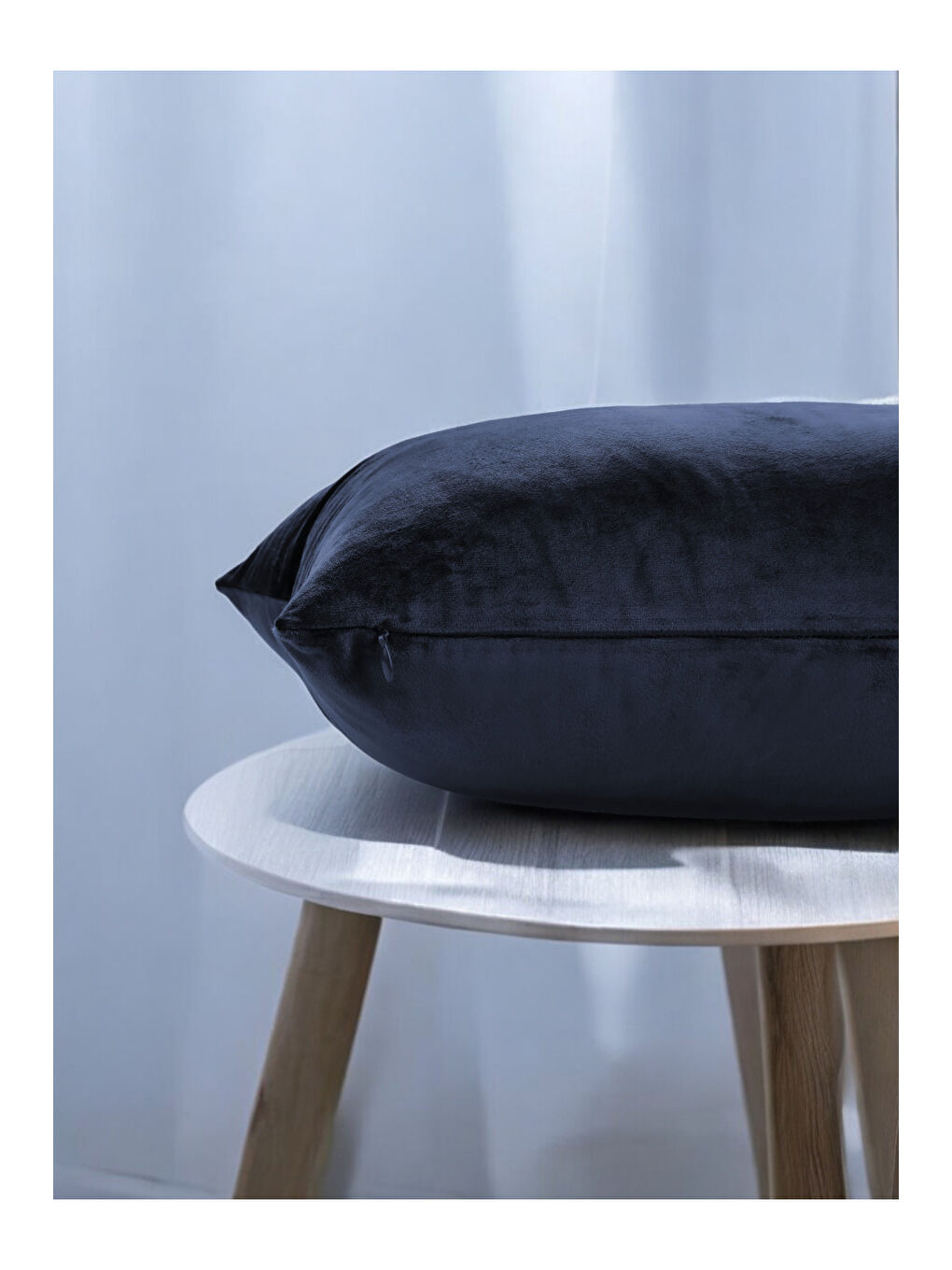 Malcolm Kadife Dokulu Lacivert Kırlent Kılıfı-45x45-1