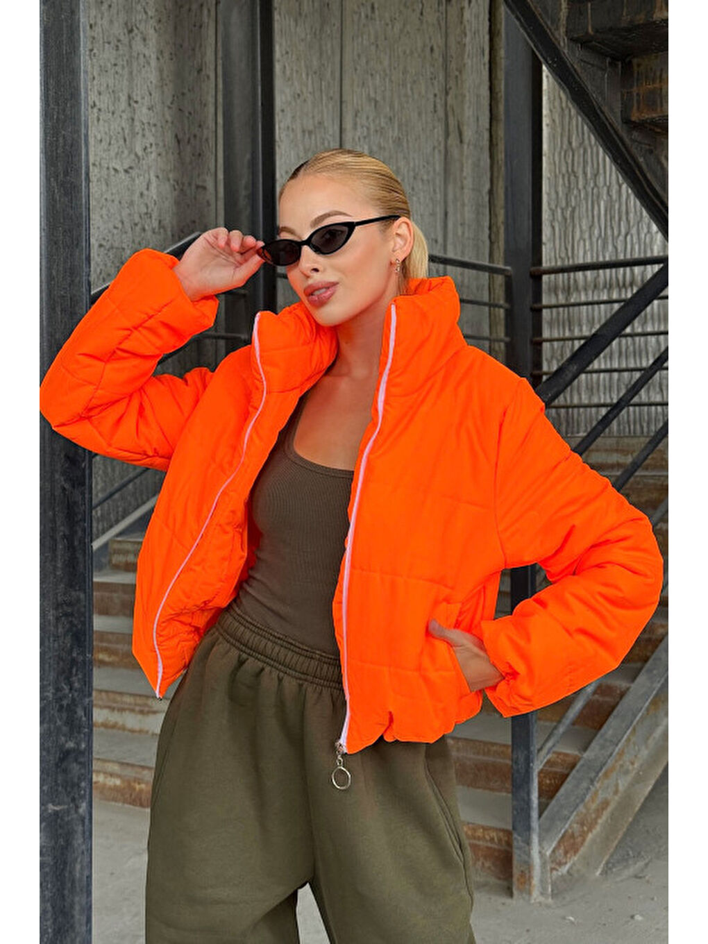 Turuncu Sırtı Taş İşlemeli Crop Şişme Mont-3