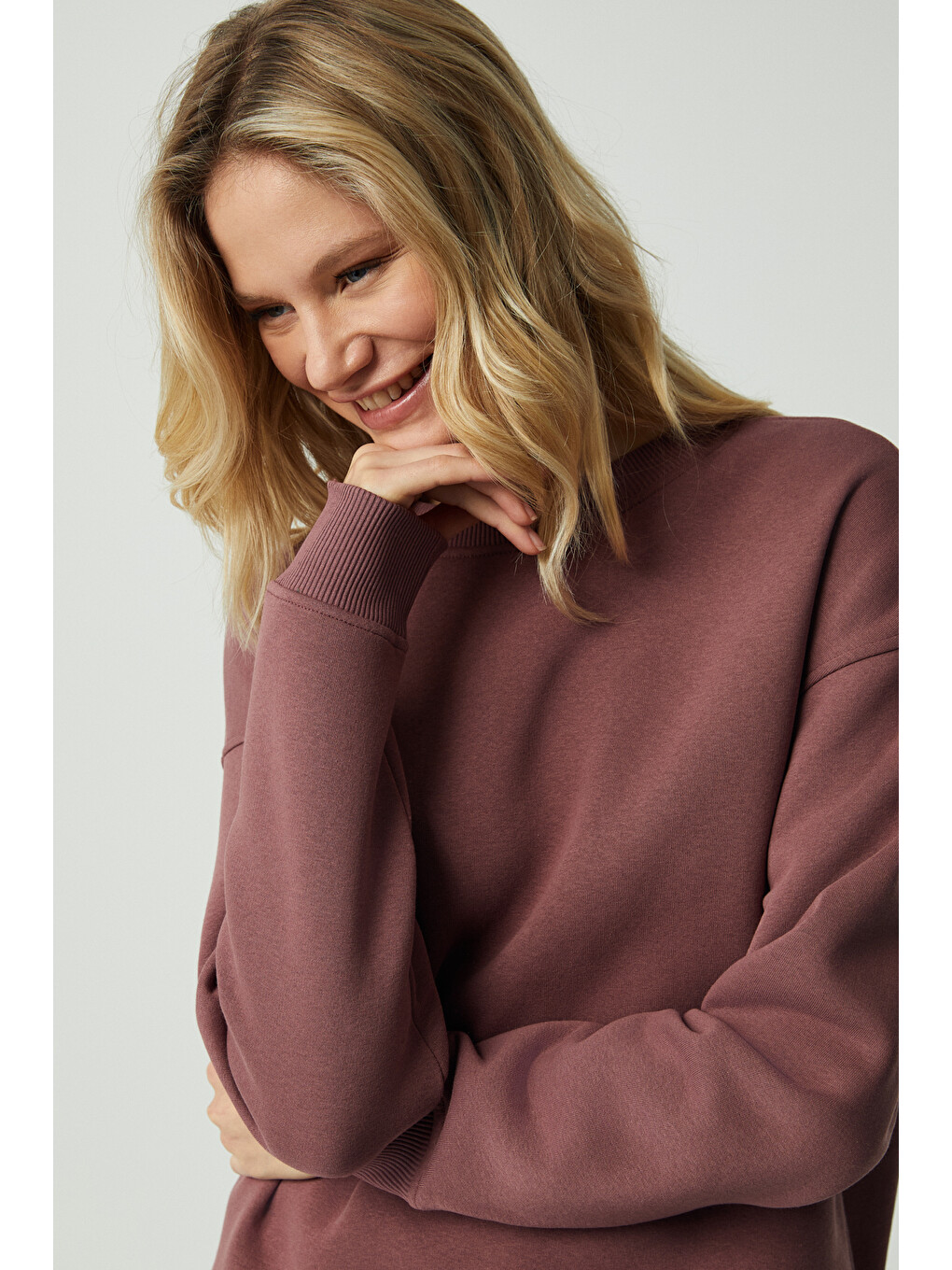 Vaneltına Kadın Organik Pamuklu Yumuşacık İçi Polarlı Yuvarlak Yakalı Mürdüm Sweatshirt-3