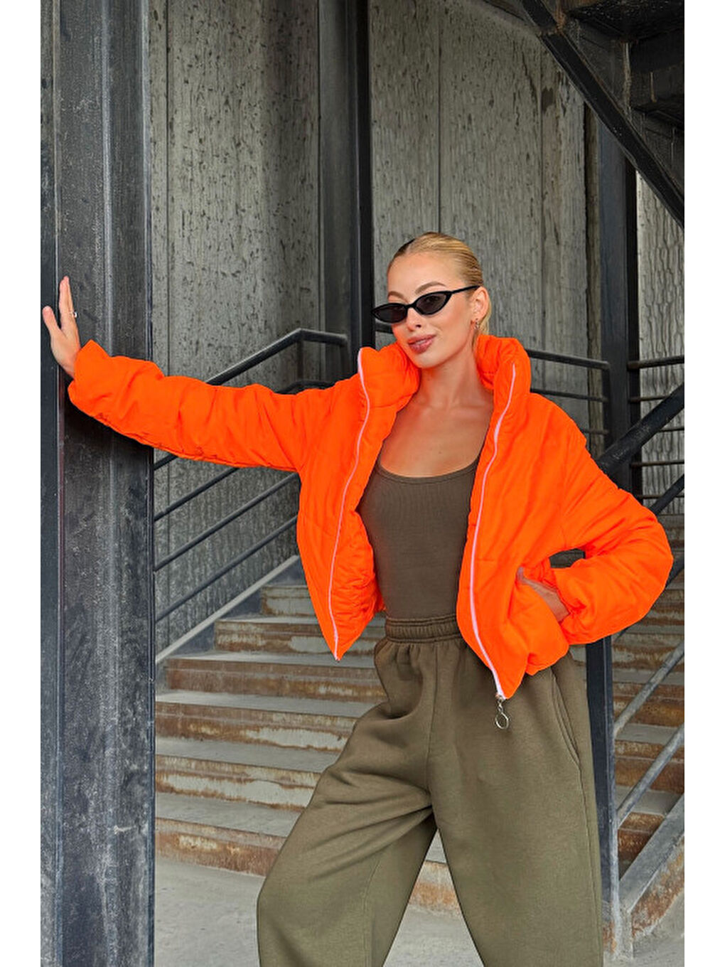 Turuncu Sırtı Taş İşlemeli Crop Şişme Mont-4