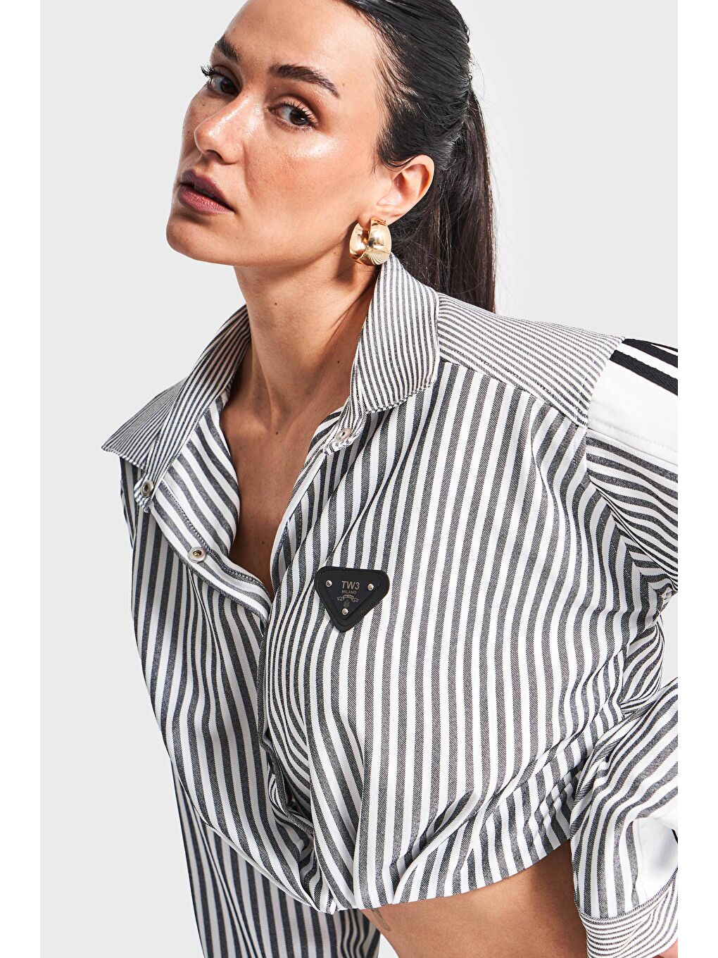 Kadın Siyah Beyaz Çizgili Renk Şerit Detaylı Tasarım Gömlek-1
