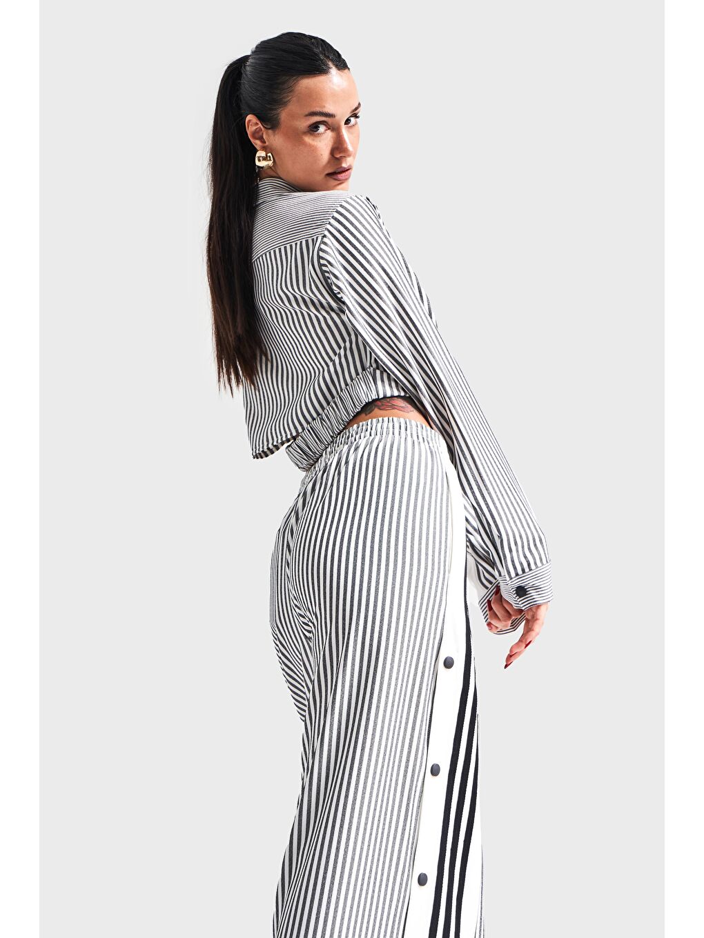 Kadın Siyah Beyaz Çizgili Renk Şerit Detaylı Tasarım Gömlek-4