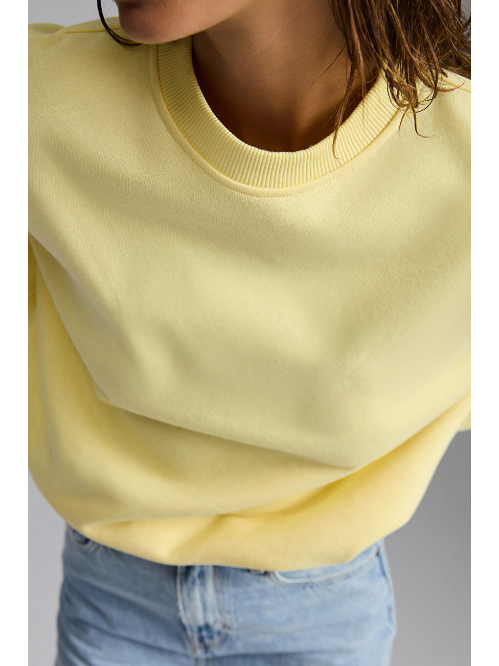 Vaneltına Kadın Organik Pamuklu Yumuşacık İçi Polarlı Yuvarlak Yakalı Sarı Sweatshirt-2
