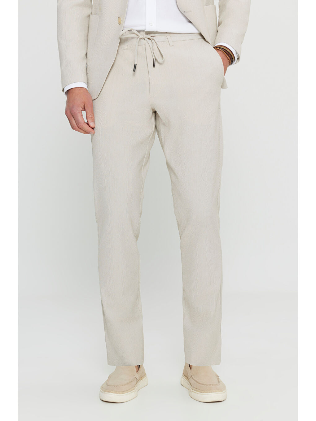 Erkek Bej Pamuklu Slim Fit Dar Kesim Kırlangıç Yaka Çizgili Gofre Desenli Torba Cepli Takım Elbise-3