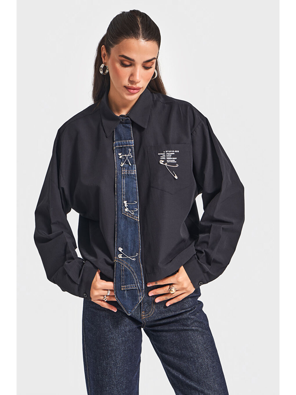 Kadın Siyah Renk Bol Kesim Kravat Detaylı Özel Tasarım Gömlek