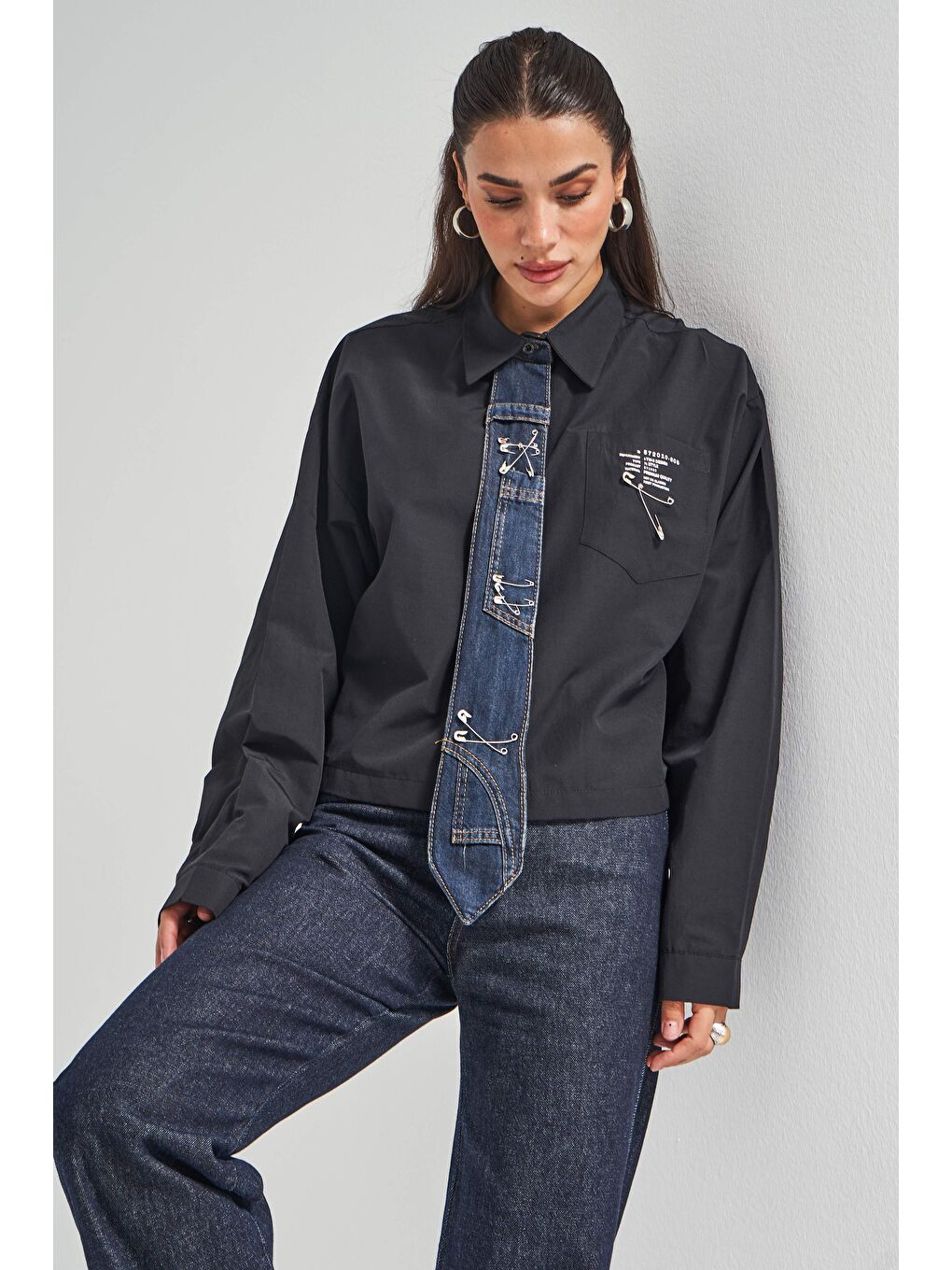 Kadın Siyah Renk Bol Kesim Kravat Detaylı Özel Tasarım Gömlek-2