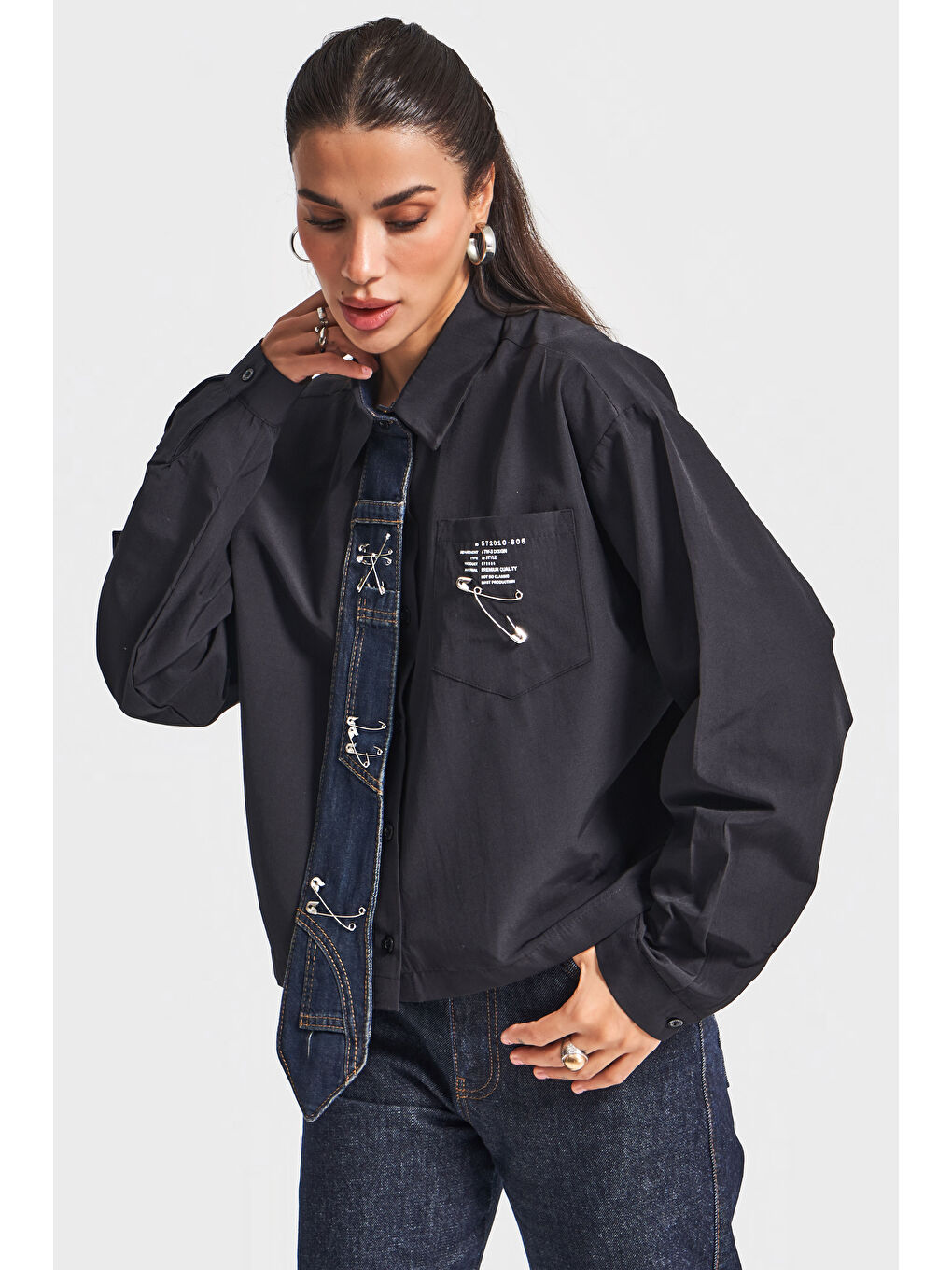 Kadın Siyah Renk Bol Kesim Kravat Detaylı Özel Tasarım Gömlek-3