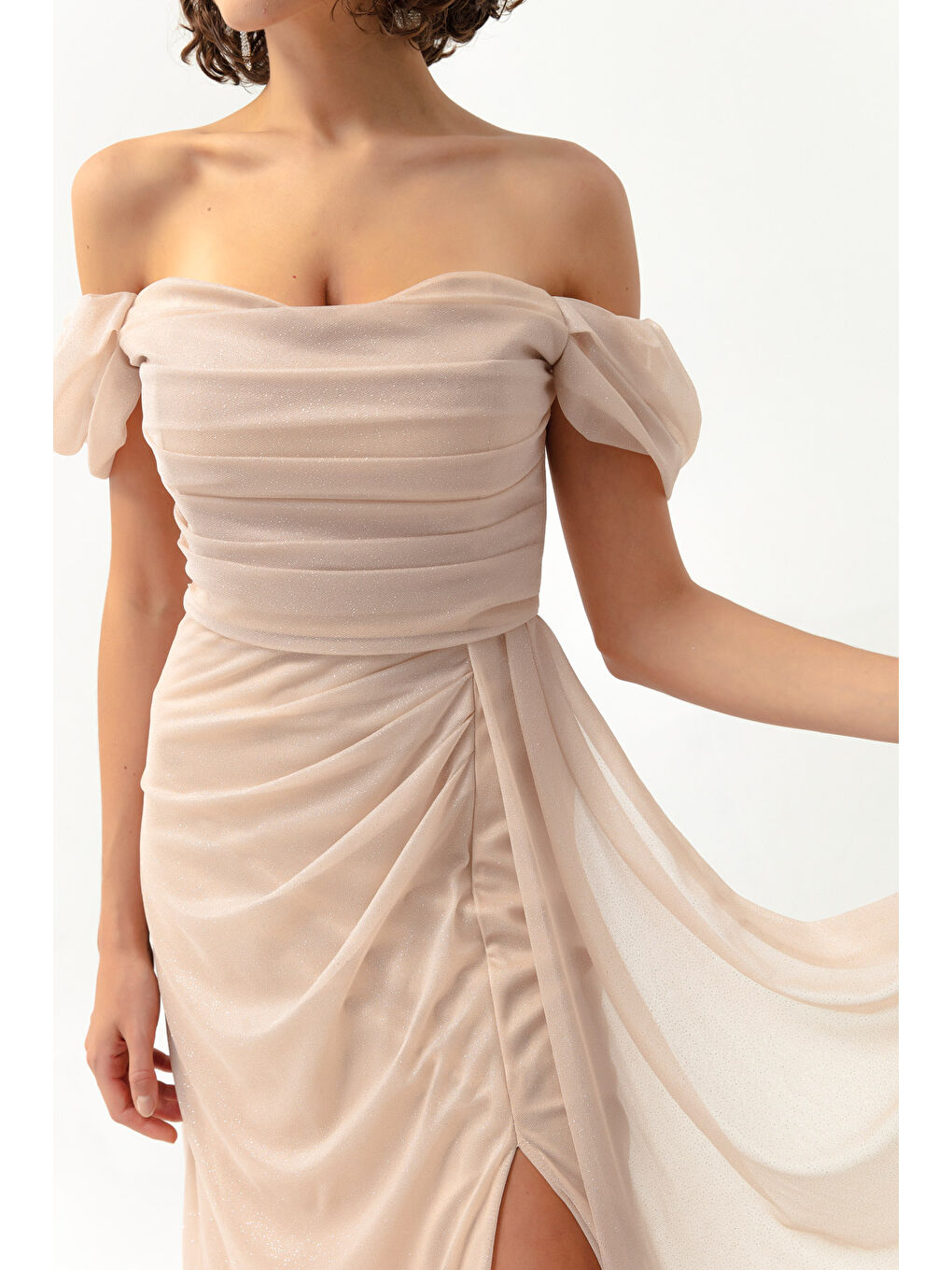 Kadın Bej Kayık Yaka Drapeli Yırtmaçlı Uzun Simli Abiye Elbise-3