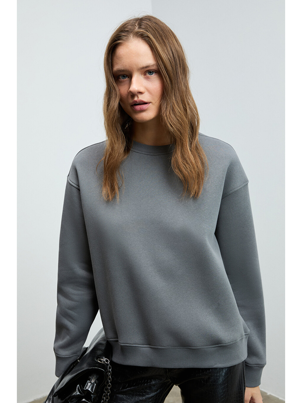 Vaneltına Kadın Organik Pamuklu Yumuşacık İçi Polarlı Yuvarlak Yakalı Gri Sweatshirt