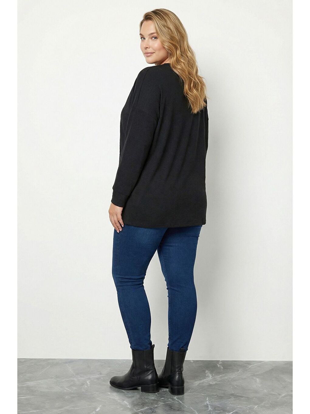 Büyük Beden Siyah Payetli Kar Tanesi Desenli Kazak 285080-5