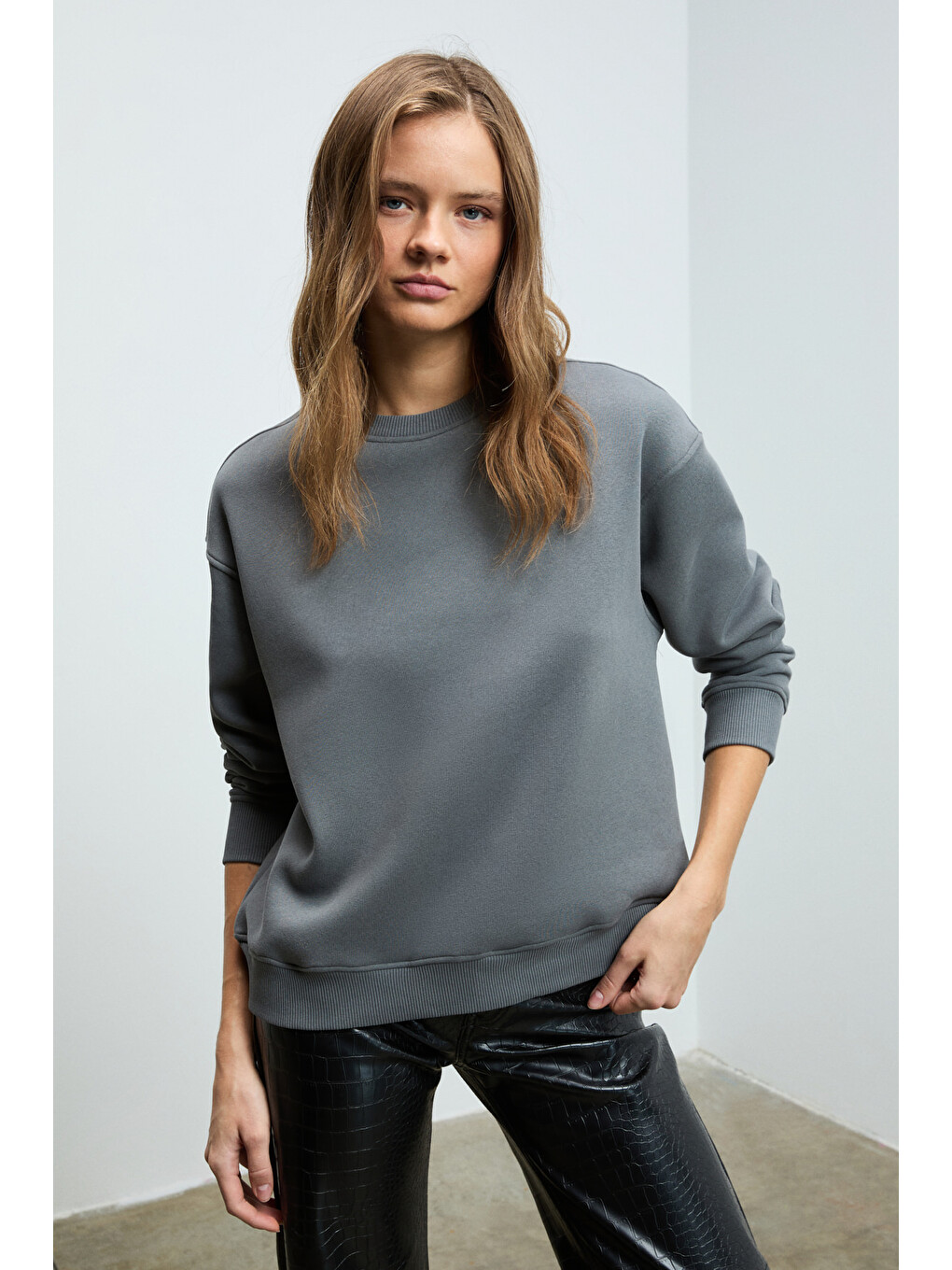 Vaneltına Kadın Organik Pamuklu Yumuşacık İçi Polarlı Yuvarlak Yakalı Gri Sweatshirt-1