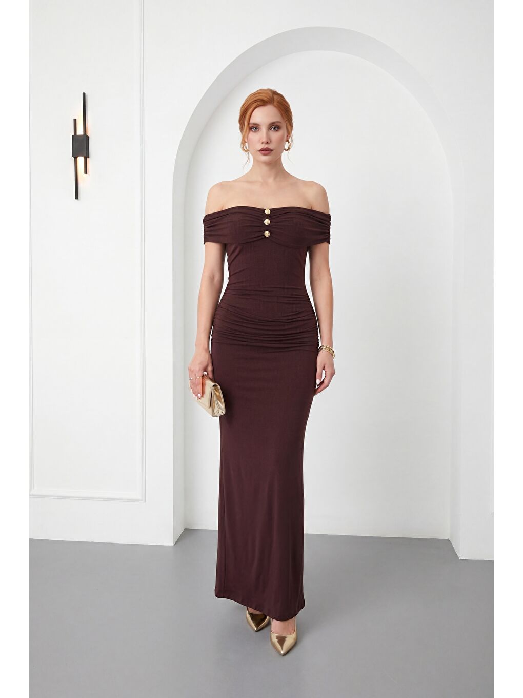 Kadın Kahverengi Kayık Yaka Gold Aksesuar Detay Maxi Davet Elbisesi