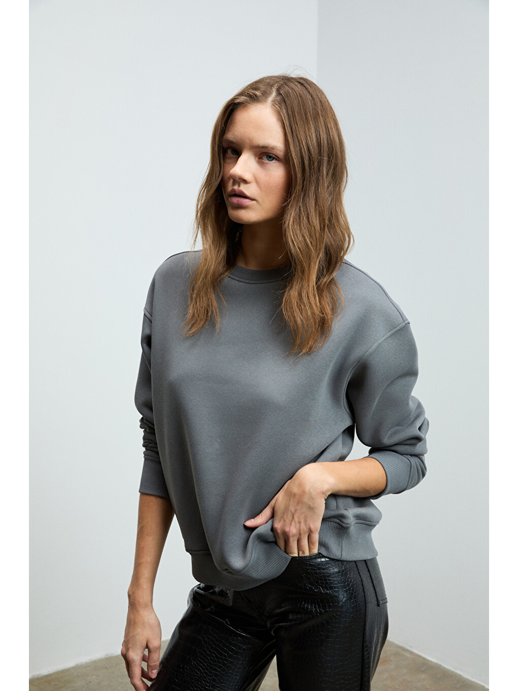 Vaneltına Kadın Organik Pamuklu Yumuşacık İçi Polarlı Yuvarlak Yakalı Gri Sweatshirt-2