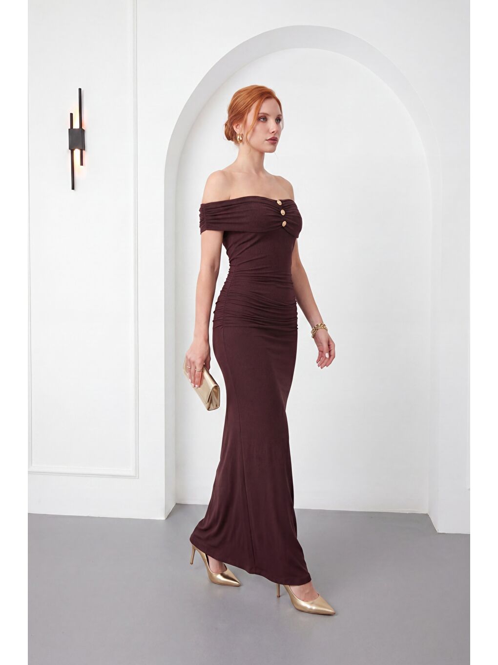 Kadın Kahverengi Kayık Yaka Gold Aksesuar Detay Maxi Davet Elbisesi-1