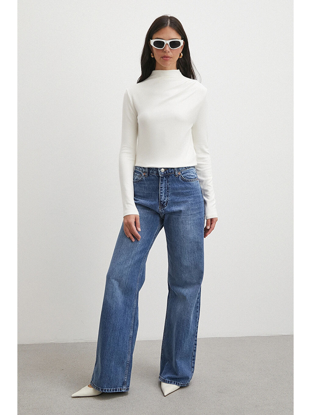 Omzu Pileli Boğazlı Bluz Beyaz-1