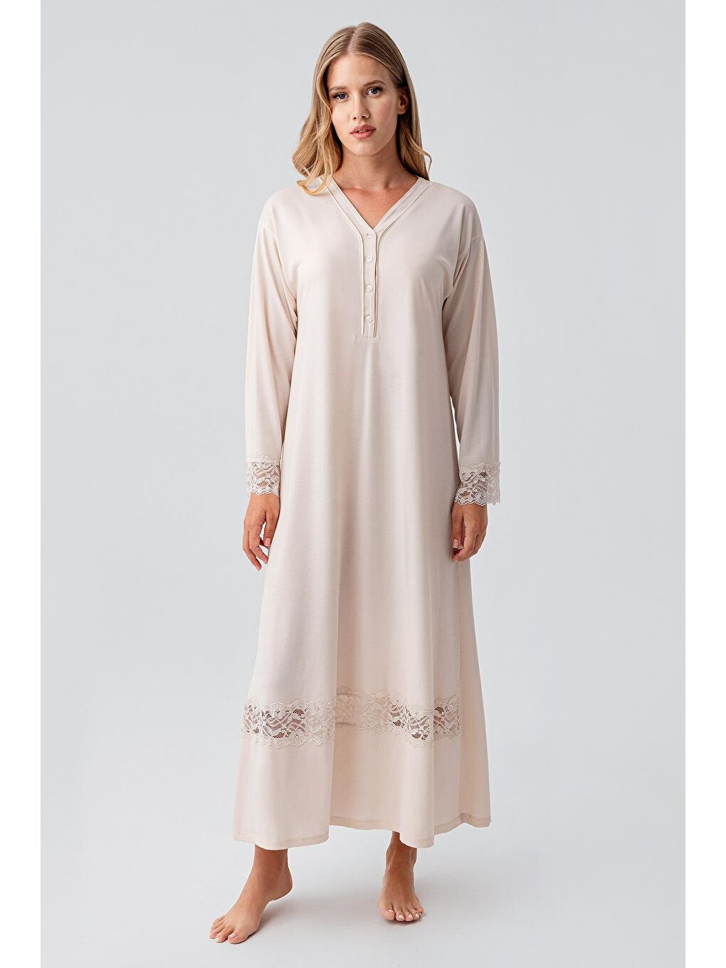 Bej Uzun Kollu Dantelli Düğmeli Esnek Viskoz Gecelik 18106