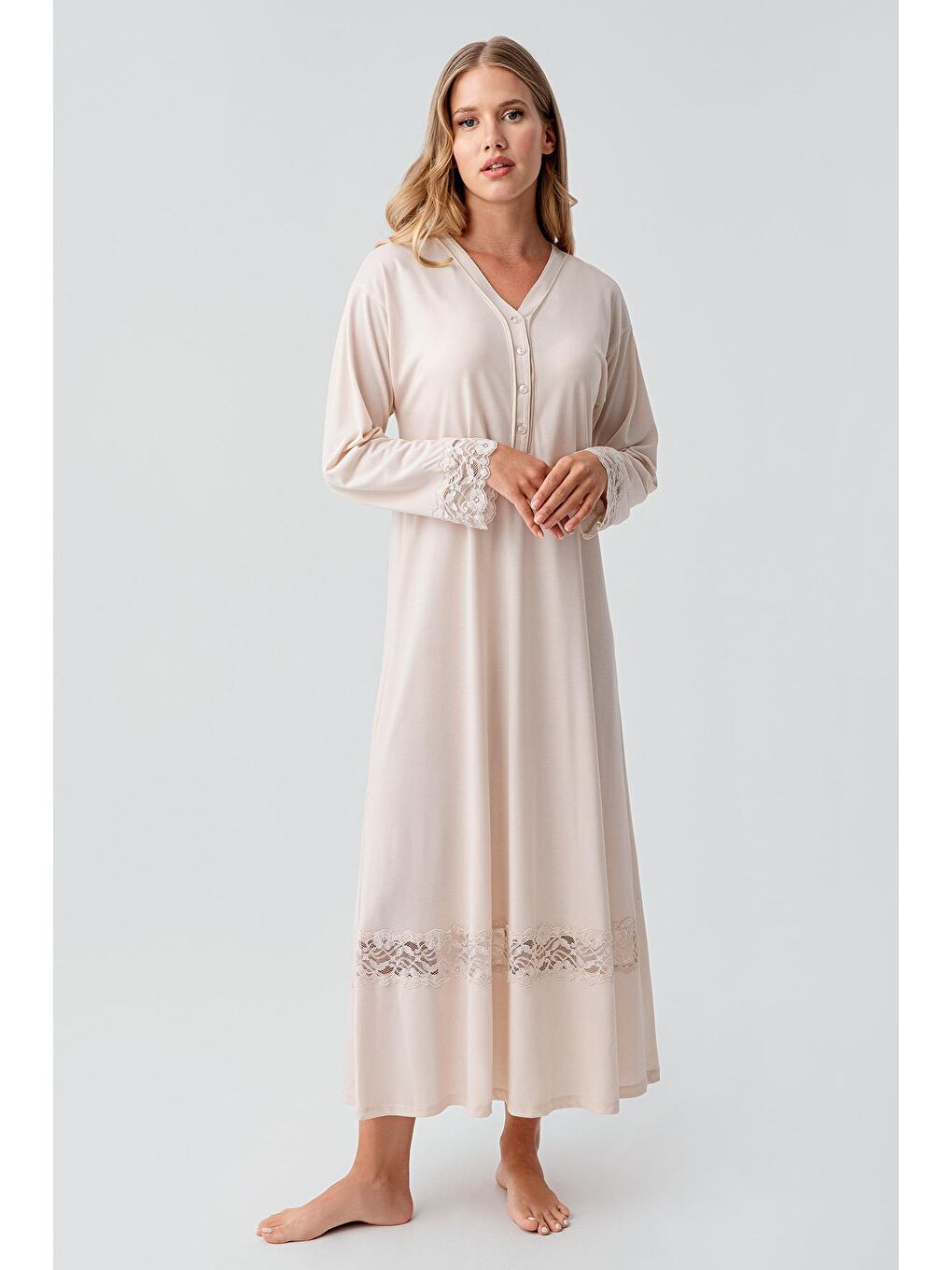 Bej Uzun Kollu Dantelli Düğmeli Esnek Viskoz Gecelik 18106-1