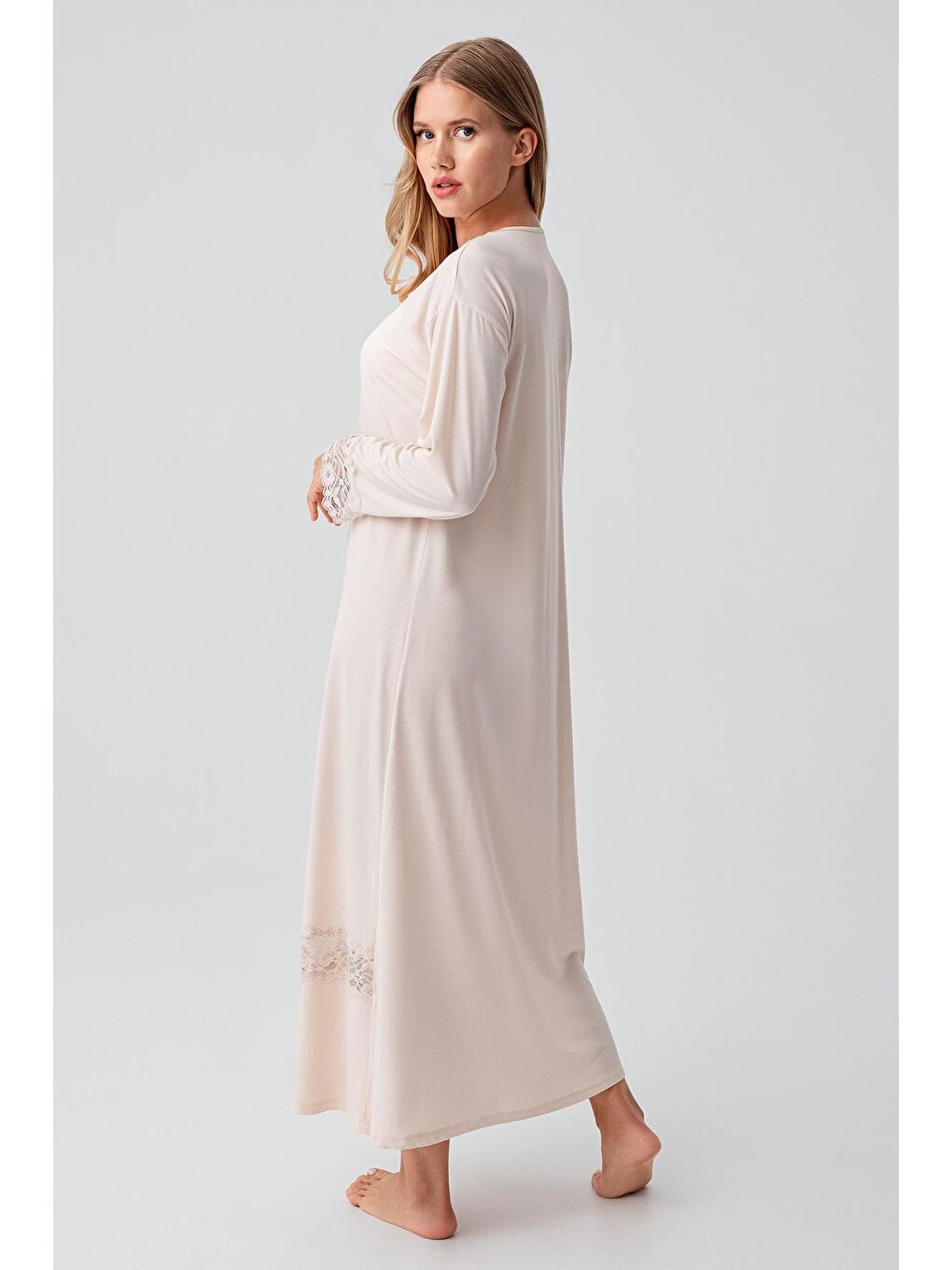 Bej Uzun Kollu Dantelli Düğmeli Esnek Viskoz Gecelik 18106-2