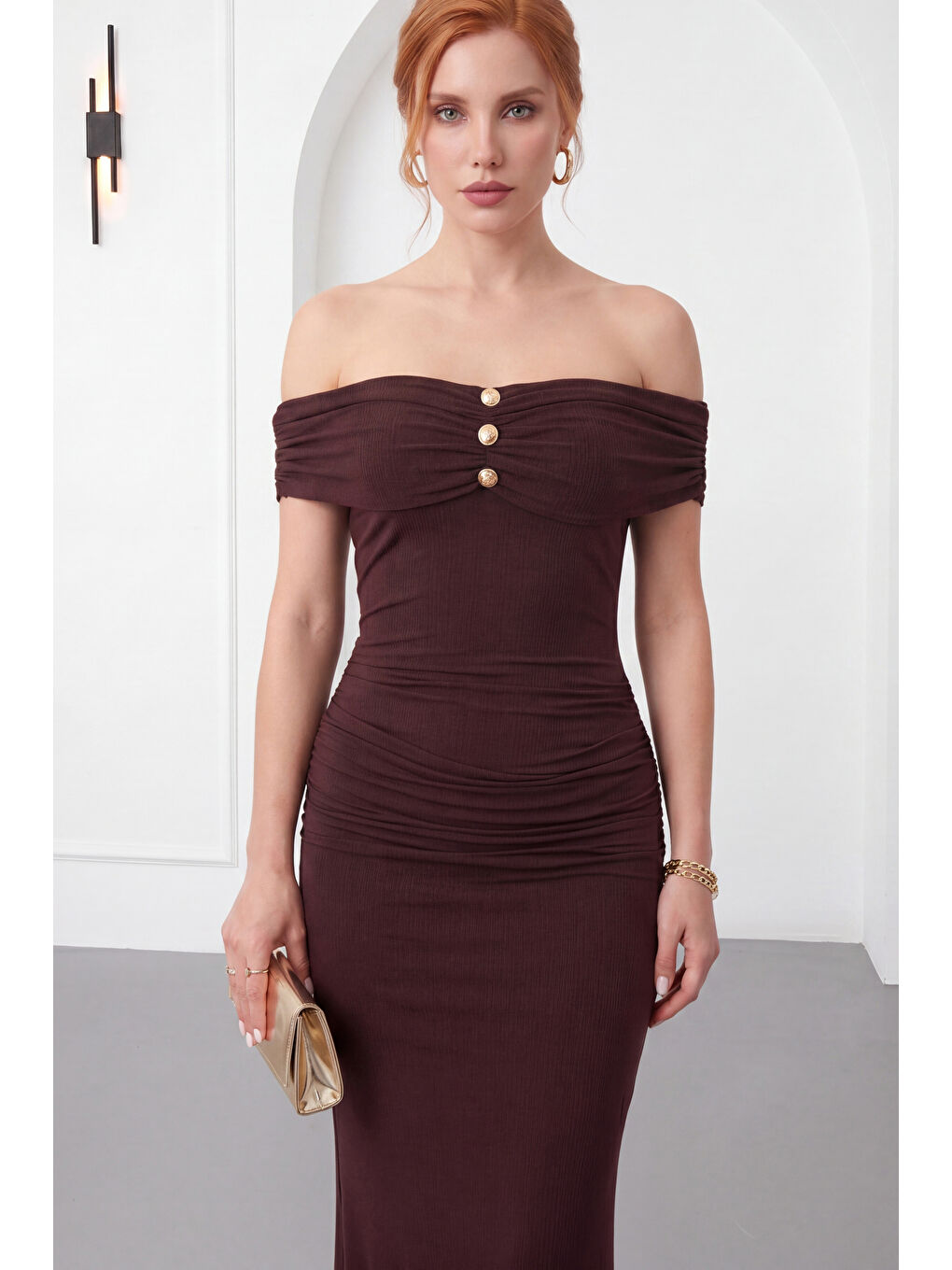 Kadın Kahverengi Kayık Yaka Gold Aksesuar Detay Maxi Davet Elbisesi-2