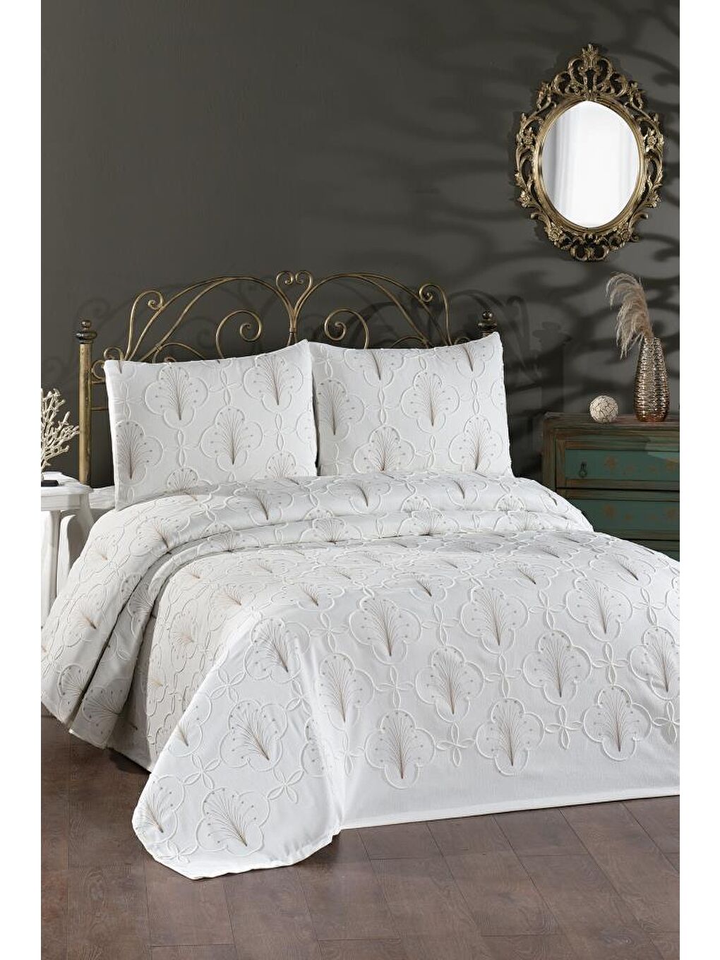 Karışık Sonay Nakışlı Şönil 3 Parça Çift Kişilik Yatak Örtüsü