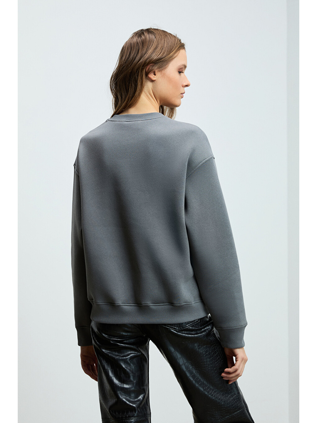 Vaneltına Kadın Organik Pamuklu Yumuşacık İçi Polarlı Yuvarlak Yakalı Gri Sweatshirt-6