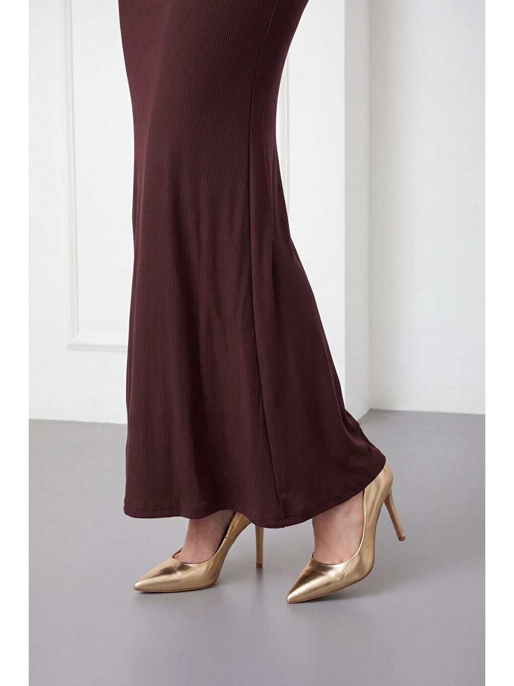 Kadın Kahverengi Kayık Yaka Gold Aksesuar Detay Maxi Davet Elbisesi-3