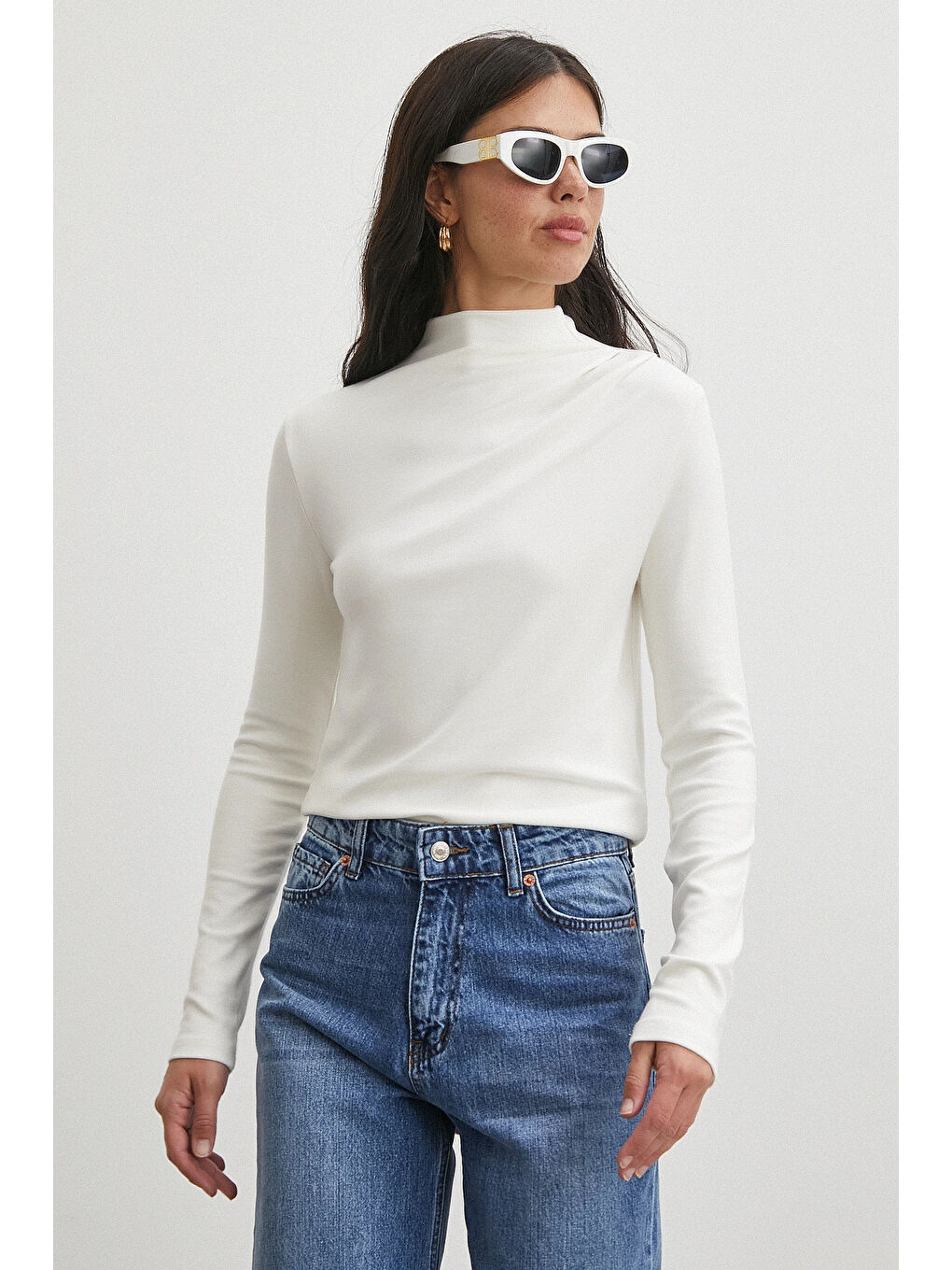 Omzu Pileli Boğazlı Bluz Beyaz-2