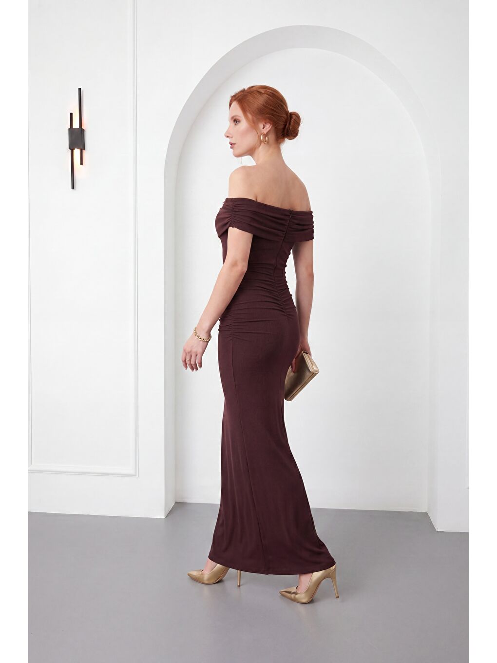 Kadın Kahverengi Kayık Yaka Gold Aksesuar Detay Maxi Davet Elbisesi-5