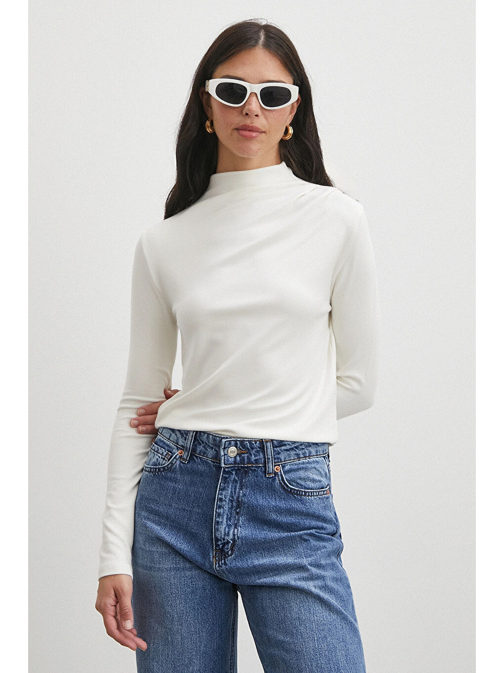 Omzu Pileli Boğazlı Bluz Beyaz-3