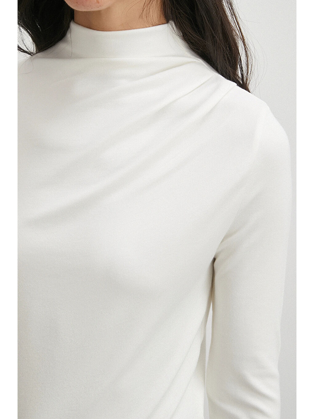 Omzu Pileli Boğazlı Bluz Beyaz-4