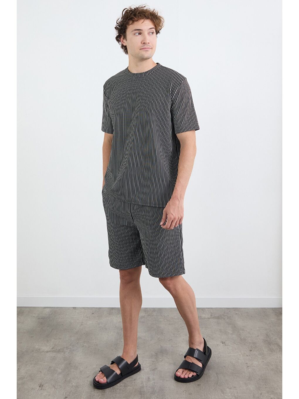 Siyah Çizgili Beli Lastikli Şort