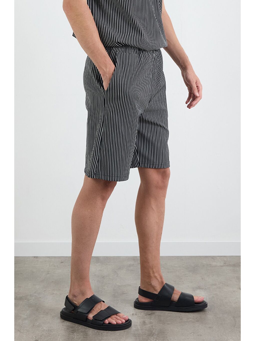 Siyah Çizgili Beli Lastikli Şort-1