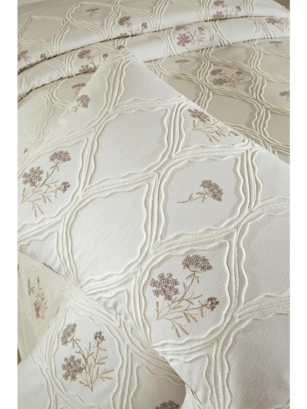 Karışık Abuda Nakışlı Şönil 3 Parça Çift Kişilik Yatak Örtüsü-5