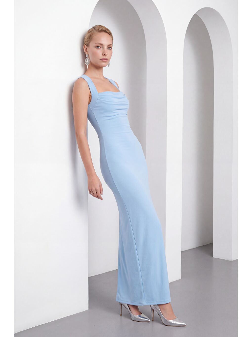 Kadın Bebe Mavi Kare Yaka Kolsuz Krep Davet Elbisesi