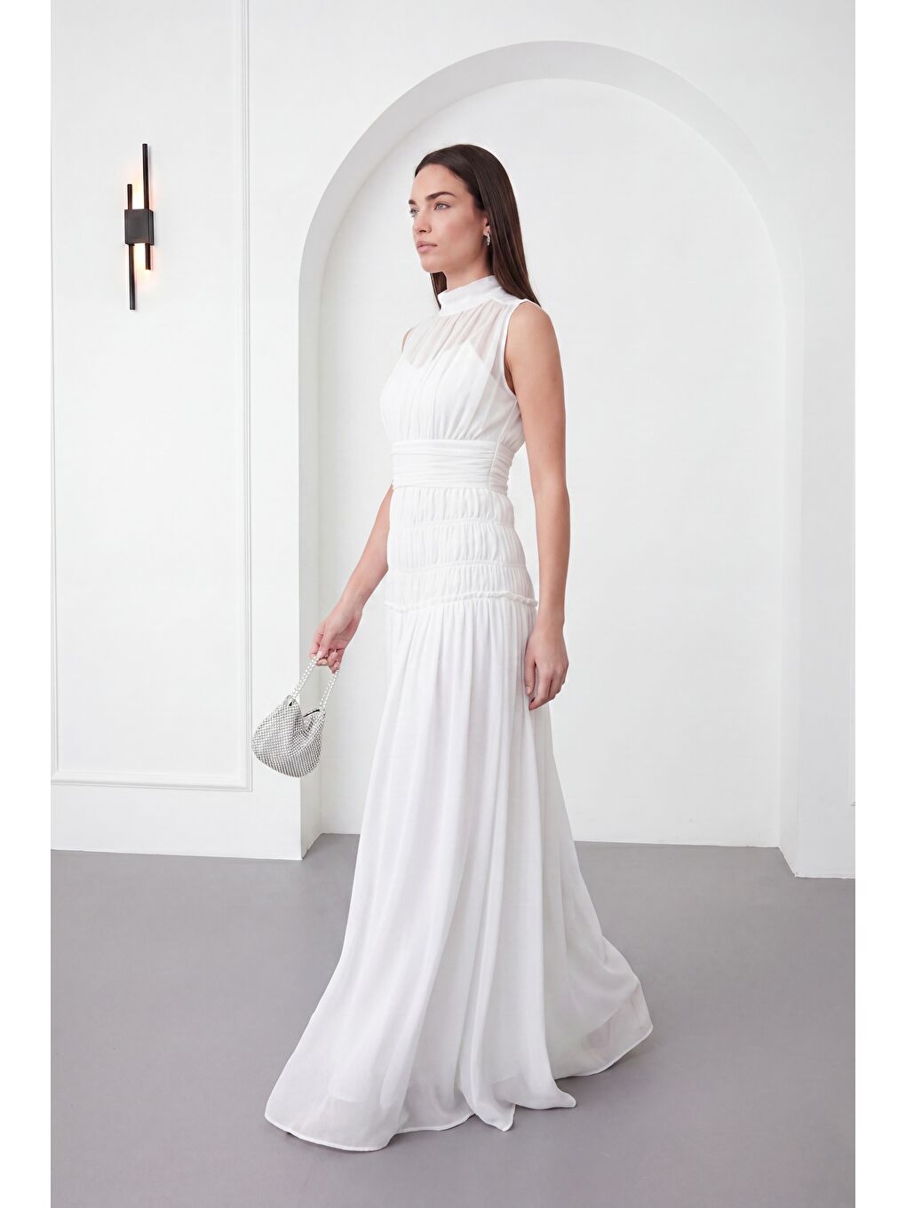 Kadın Beyaz Dik Yaka Pileli Uzun Şifon Davet Elbisesi-1