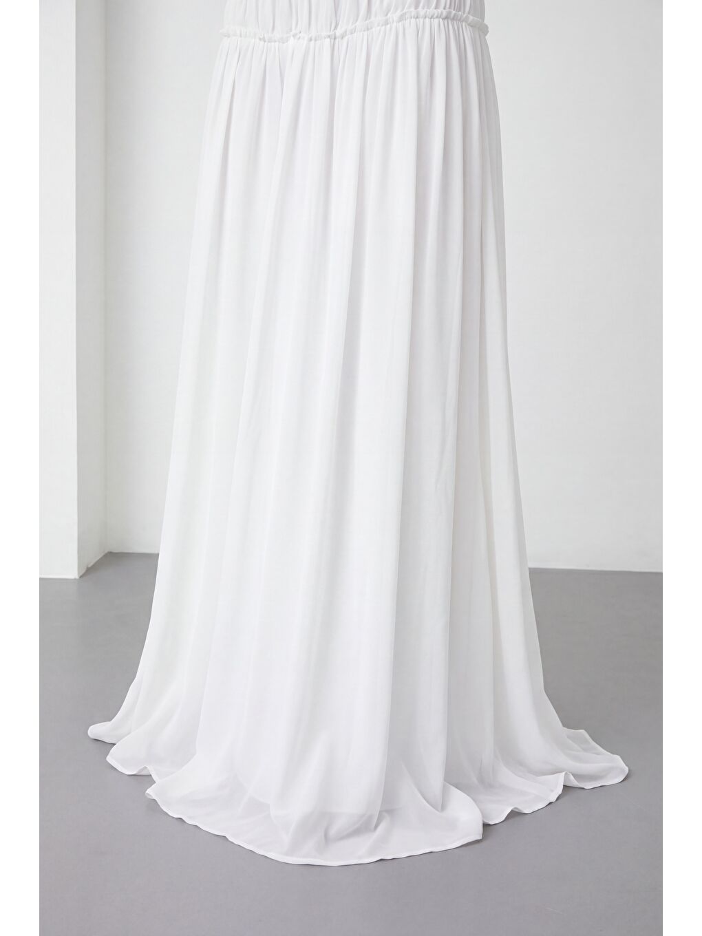 Kadın Beyaz Dik Yaka Pileli Uzun Şifon Davet Elbisesi-3