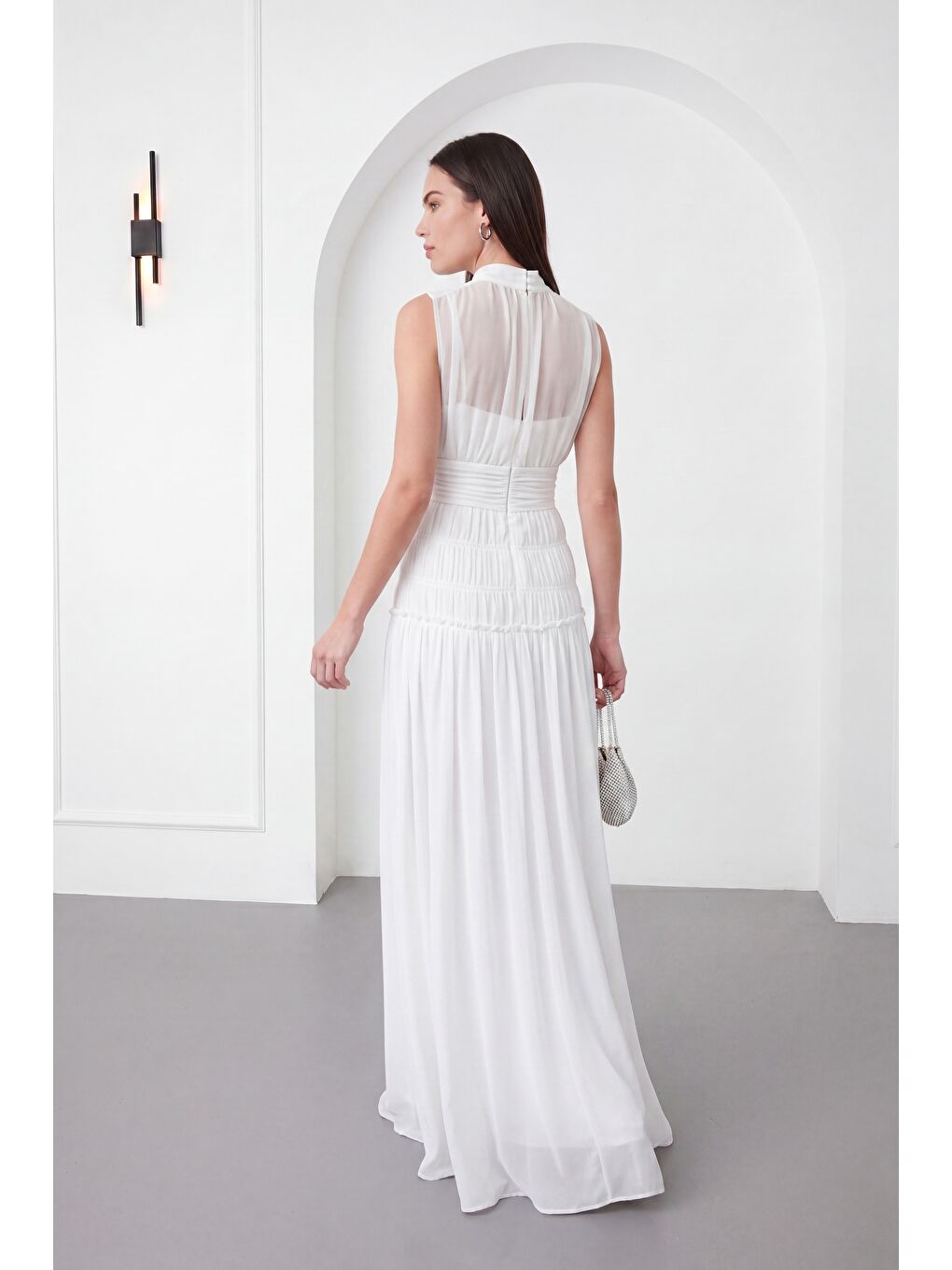Kadın Beyaz Dik Yaka Pileli Uzun Şifon Davet Elbisesi-4