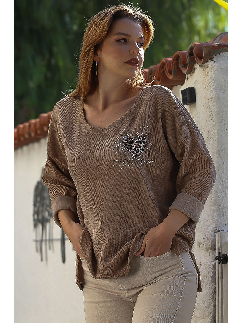 İtalyan Koyu Bej Havuz Yaka Uzun Kol Taşlı Kalp Aplikeli Casual Kadife Dokuma Sweatshirt 74 70