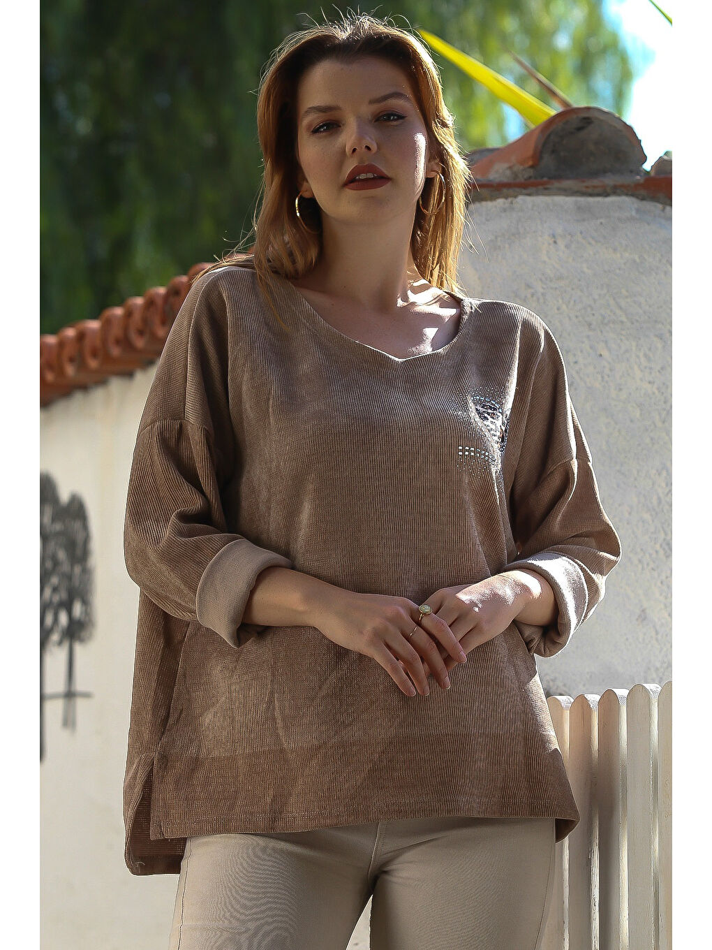 İtalyan Koyu Bej Havuz Yaka Uzun Kol Taşlı Kalp Aplikeli Casual Kadife Dokuma Sweatshirt 74 70-1