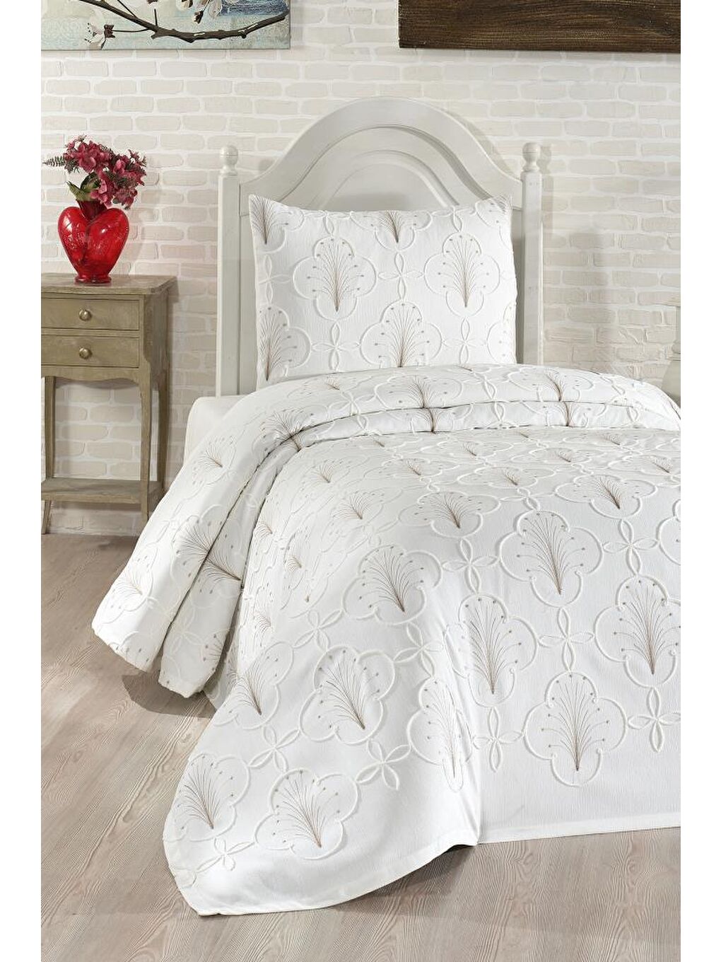 Karışık Sonay Nakışlı Şönil 2 Parça Tek Kişilik Yatak Örtüsü